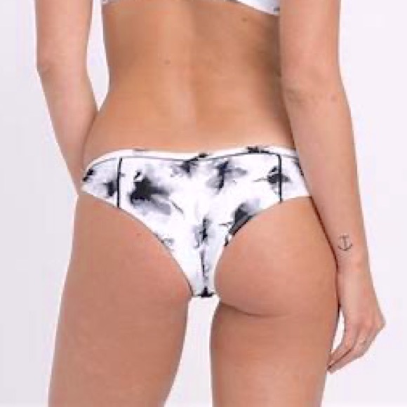 🔥RVCA Fading Petals Cheeky Bikini Bottom🔥~med - Picture 6 of 14